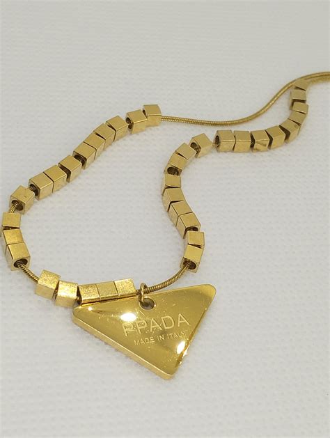 collier prada